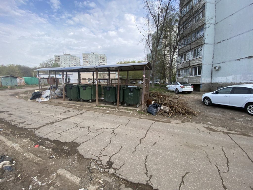 Завалы мусора вокруг площадки