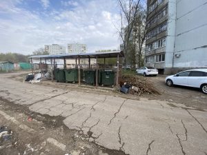 Завалы мусора вокруг площадки