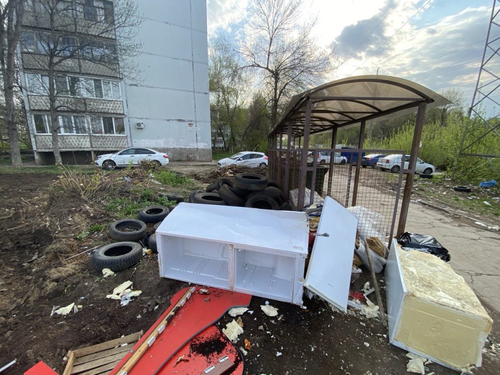Завалы мусора вокруг площадки