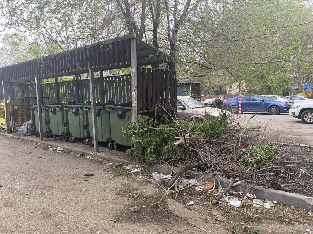 Мусор вокруг площадки, шины