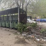 Мусор вокруг площадки, шины