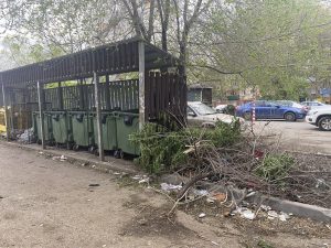 Мусор вокруг площадки, шины