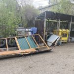 Мусор вокруг площадки, шины