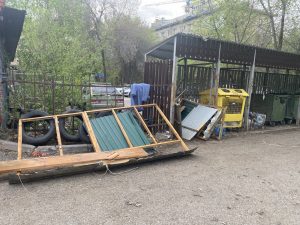 Мусор вокруг площадки, шины