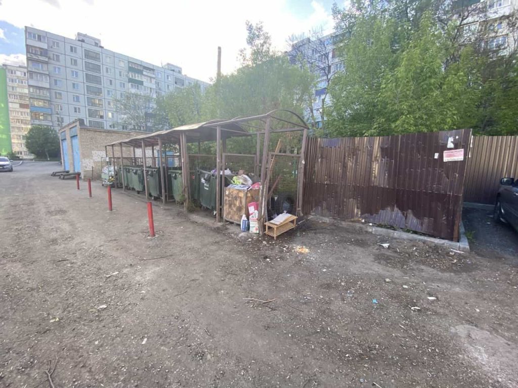 Мусор вокруг площадки, шины