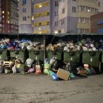 Полные контейнеры мусора