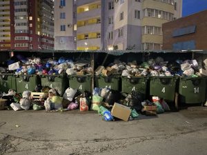 Полные контейнеры мусора
