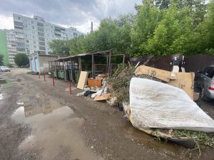 Завал матрасов и мебели