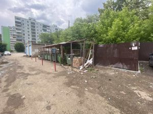 Завал матрасов и мебели