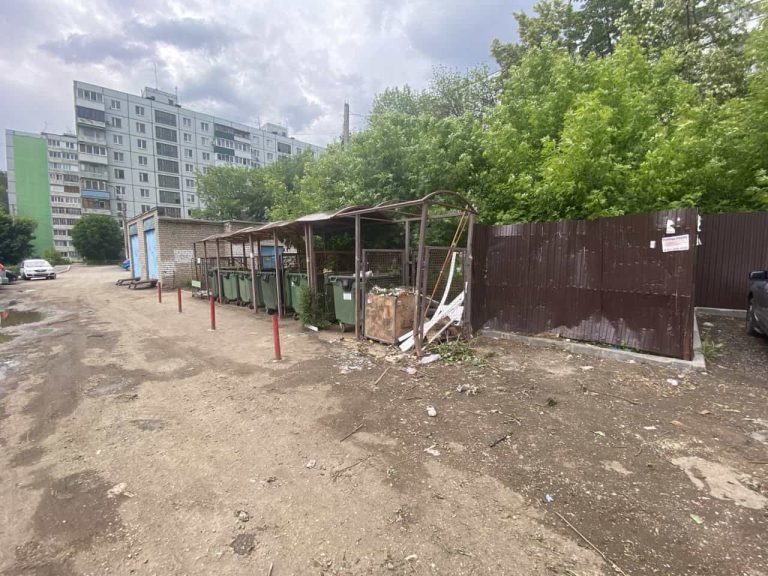 Завал матрасов и мебели
