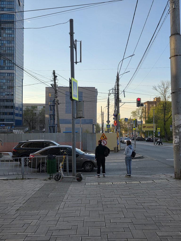Строительный забор загородил весь тротуар