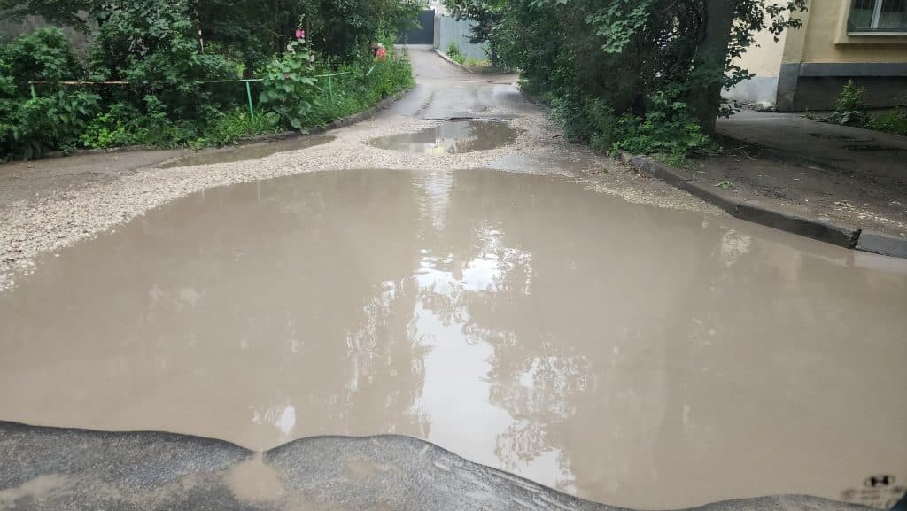 Огромная яма во дворе
