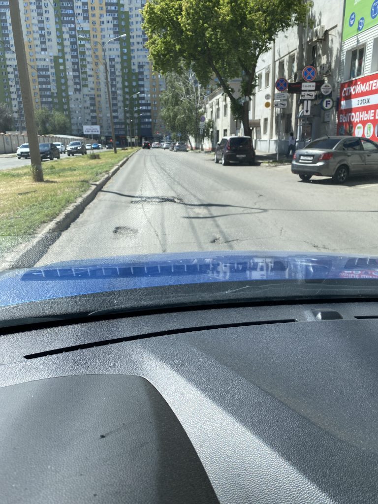 Яма на дороге Дыбенко от 3 проезда в сторону революционной